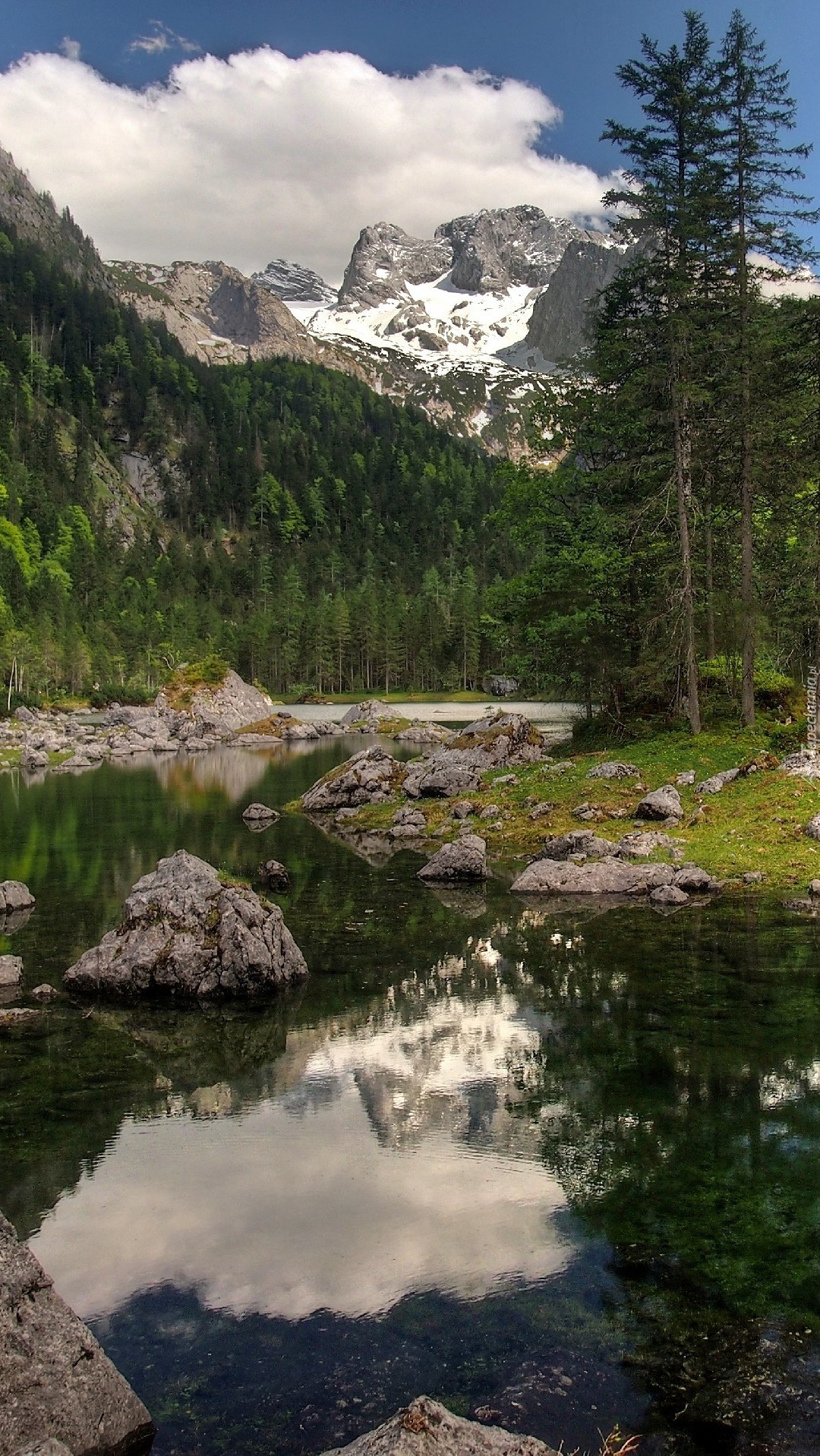 Płytkie kamieniste jezioro