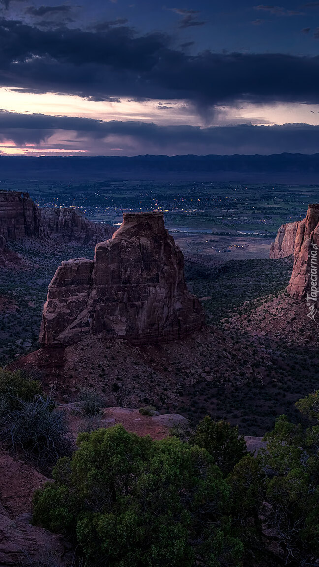 Pochmurne niebo nad Colorado National Monument