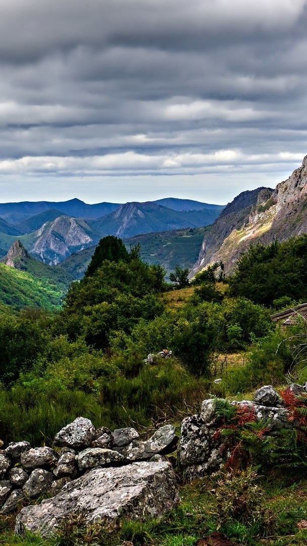 Pochmurne niebo nad górami