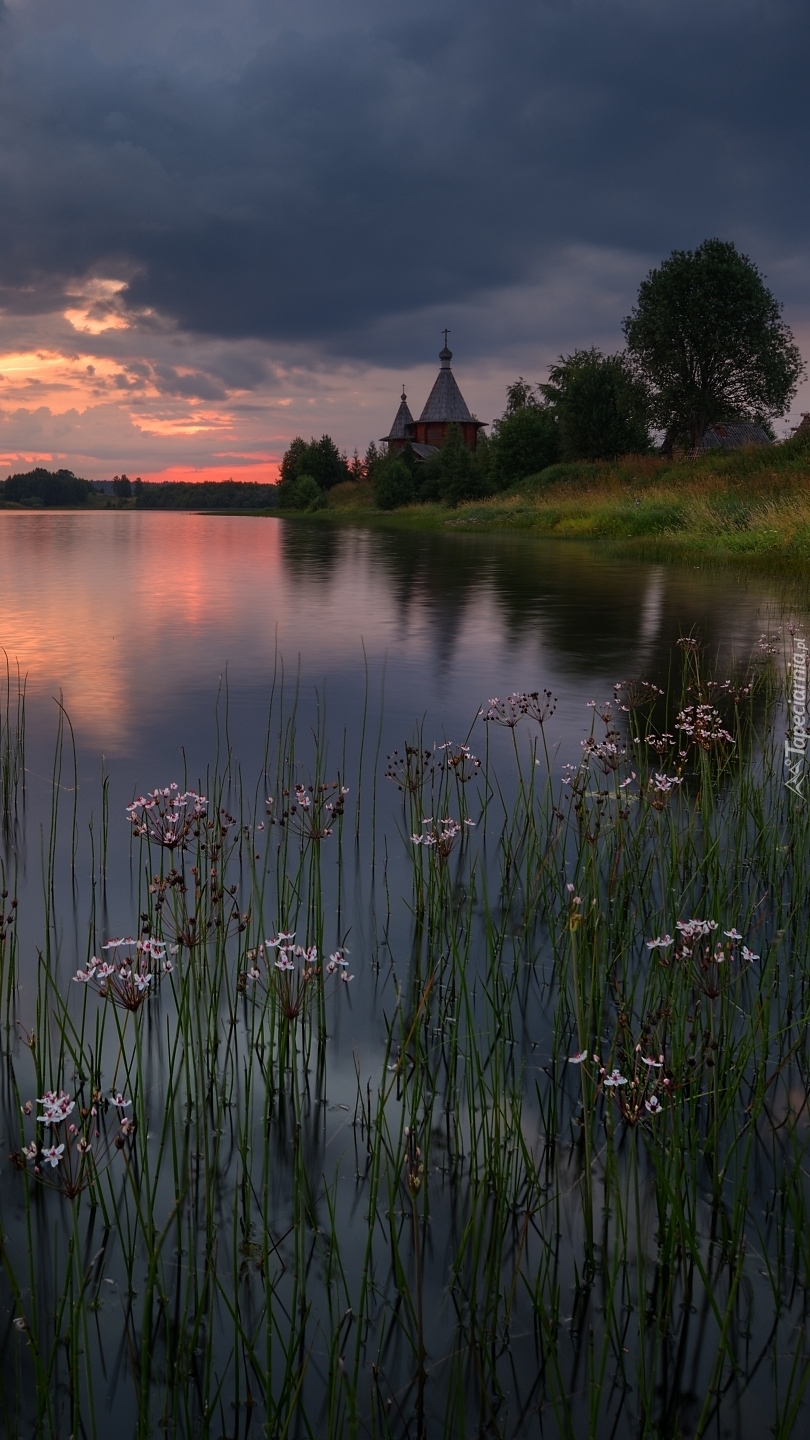 Pochmurne niebo nad jeziorem i cerkwią