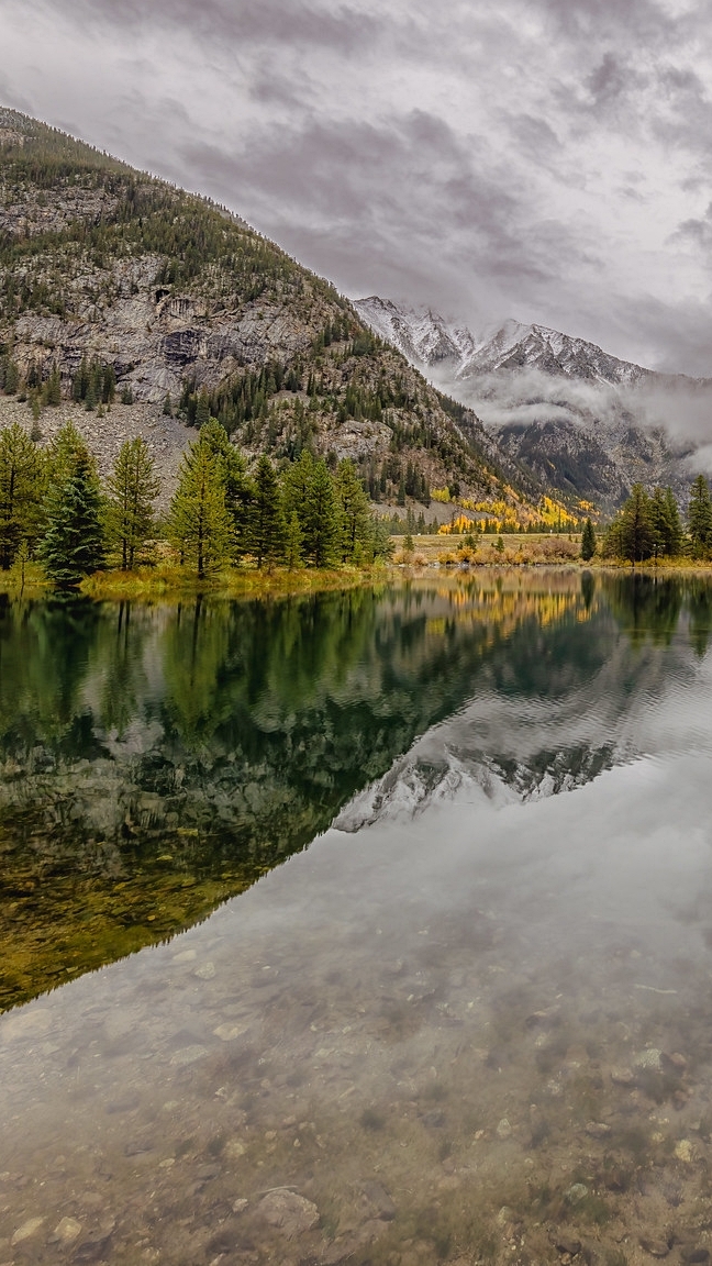 Pochmurne niebo nad jeziorem Officers Gulch Pond