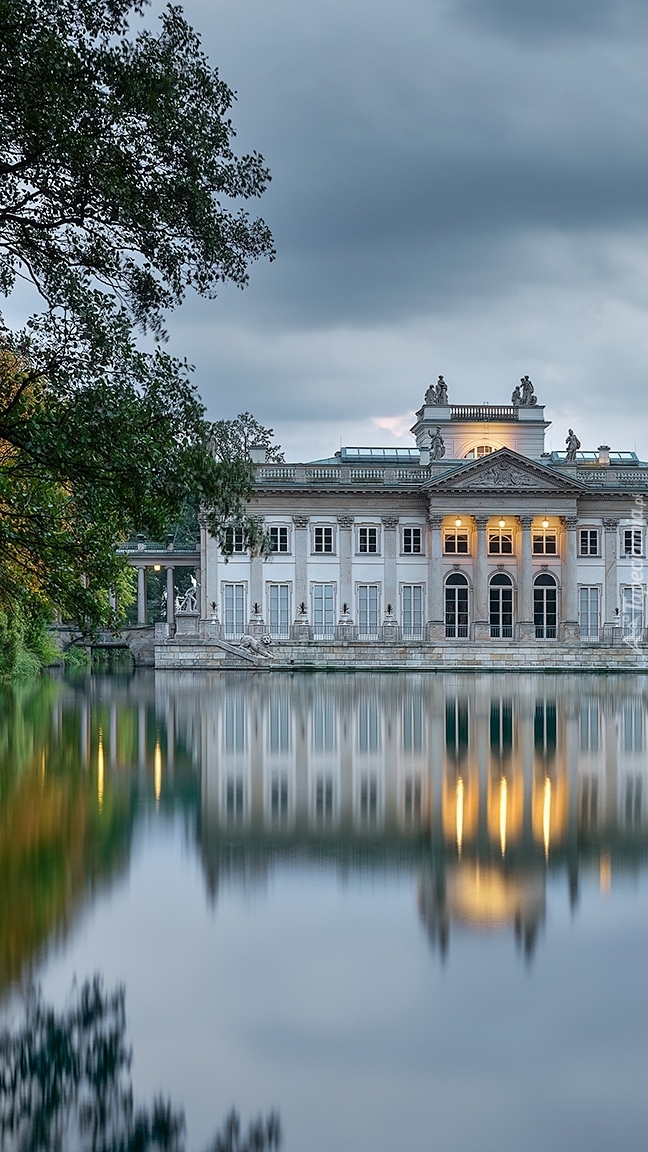 Pochmurne niebo nad Pałacem na Wyspie