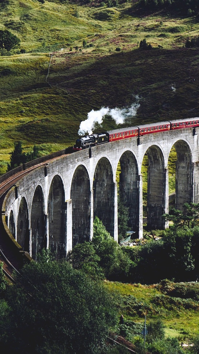 Pociąg na wiadukcie Glenfinnan w Szkocji