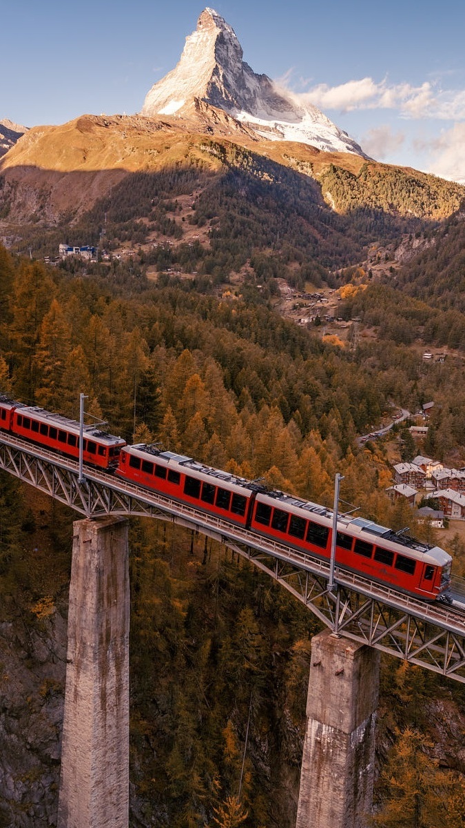 Pociąg na wiadukcie kolejowym w Zermatt