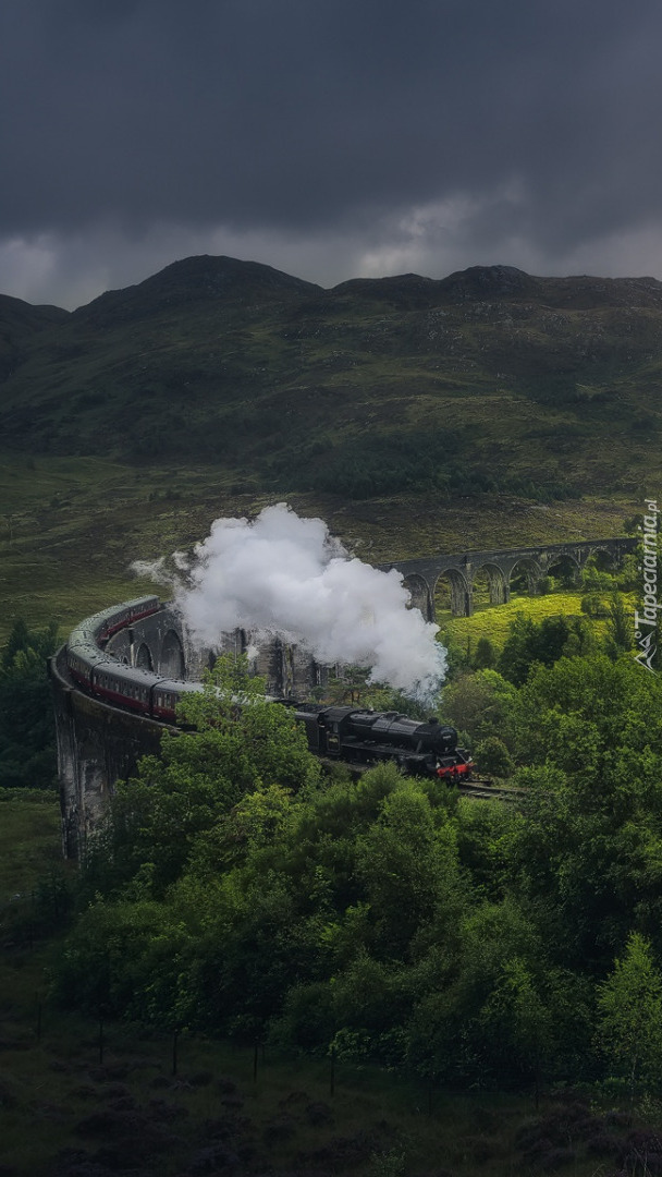 Pociąg parowy na wiadukcie Glenfinnan