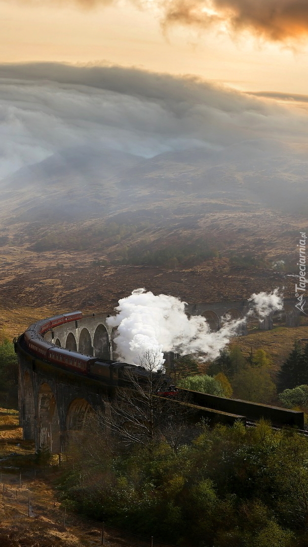 Pociąg parowy na wiadukcie Glenfinnan