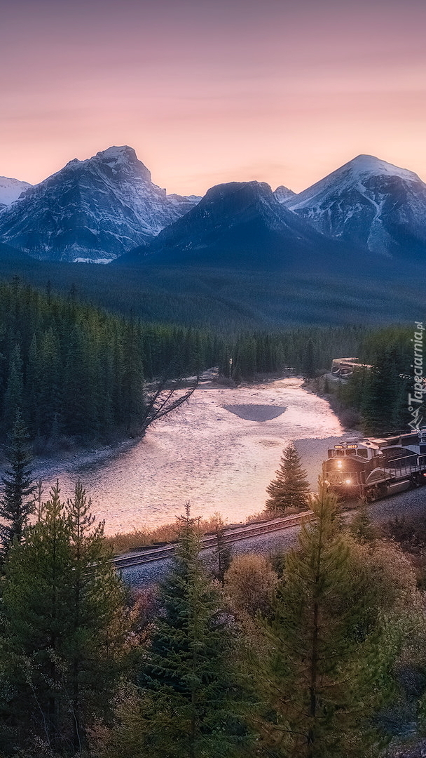 Pociąg w Parku Narodowym Banff w Kanadzie