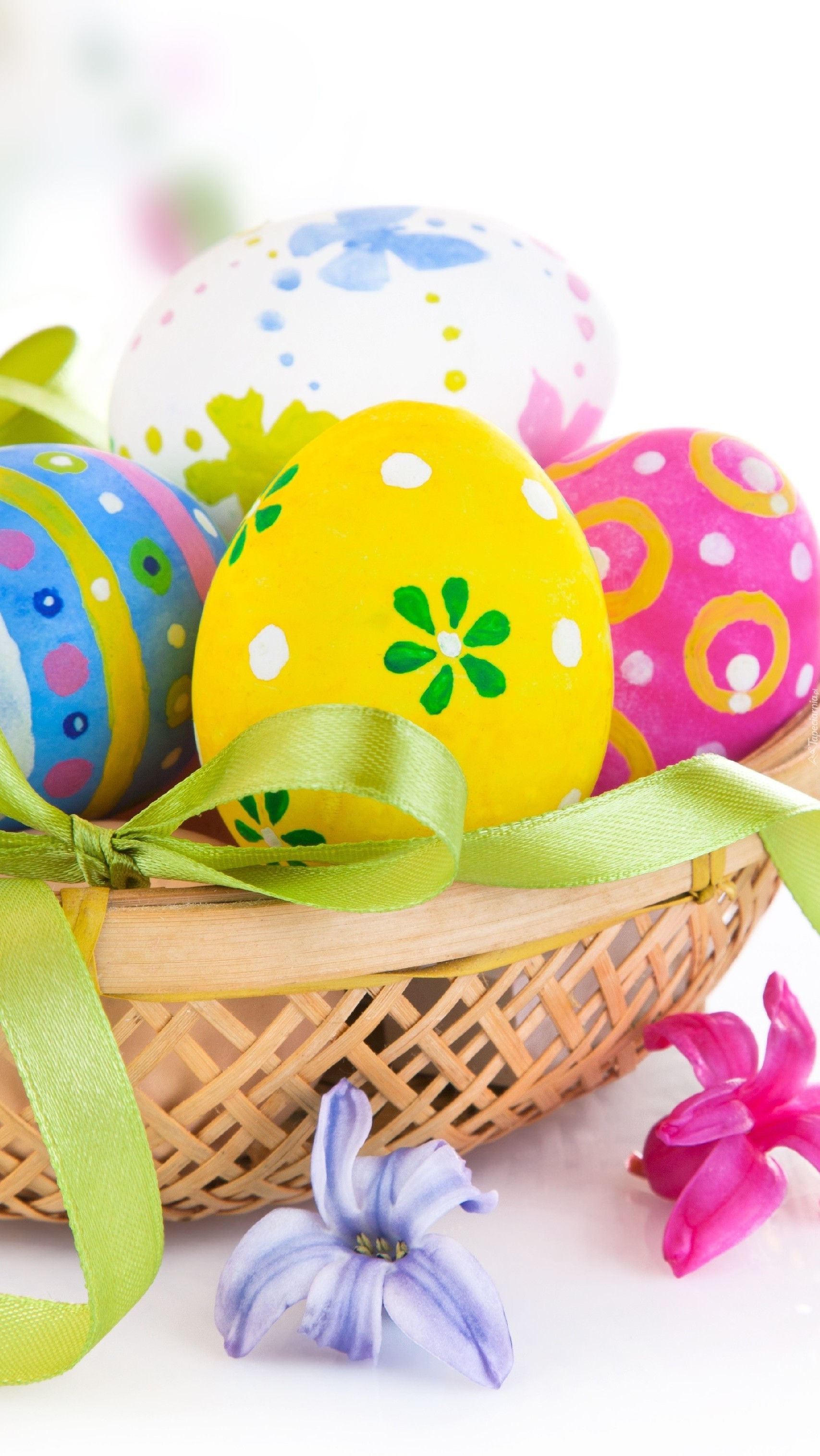 Pomalowane jajka w koszyczku na Wielkanoc