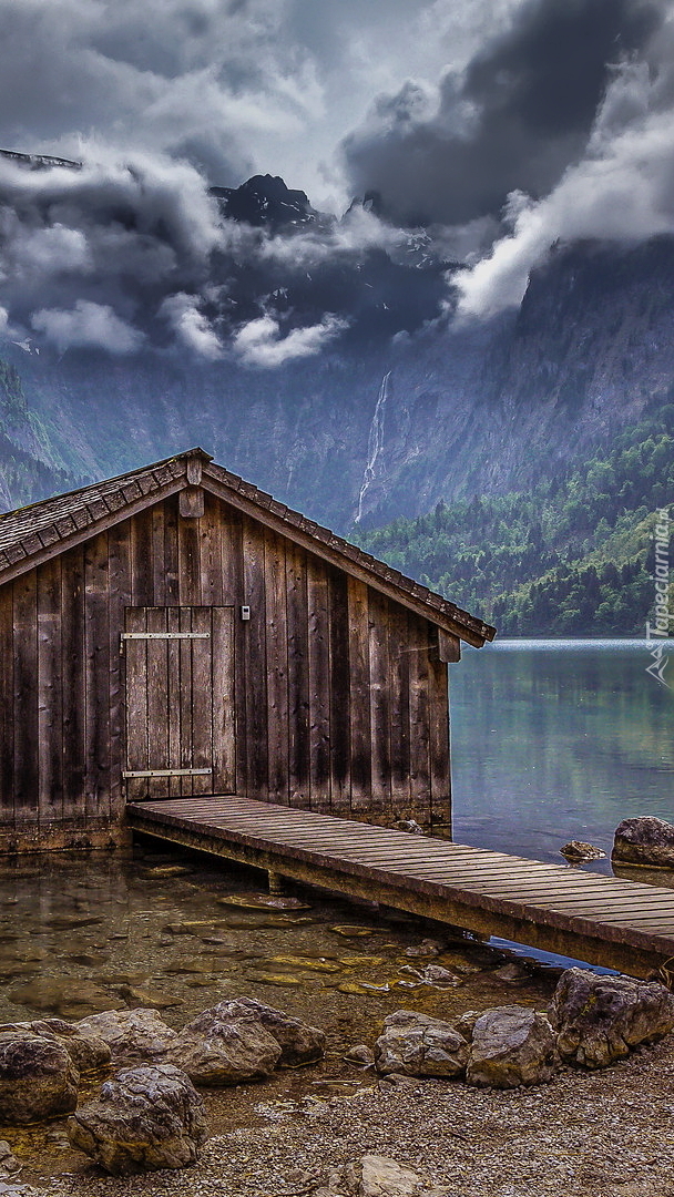 Pomost do chaty na jeziorze Obersee