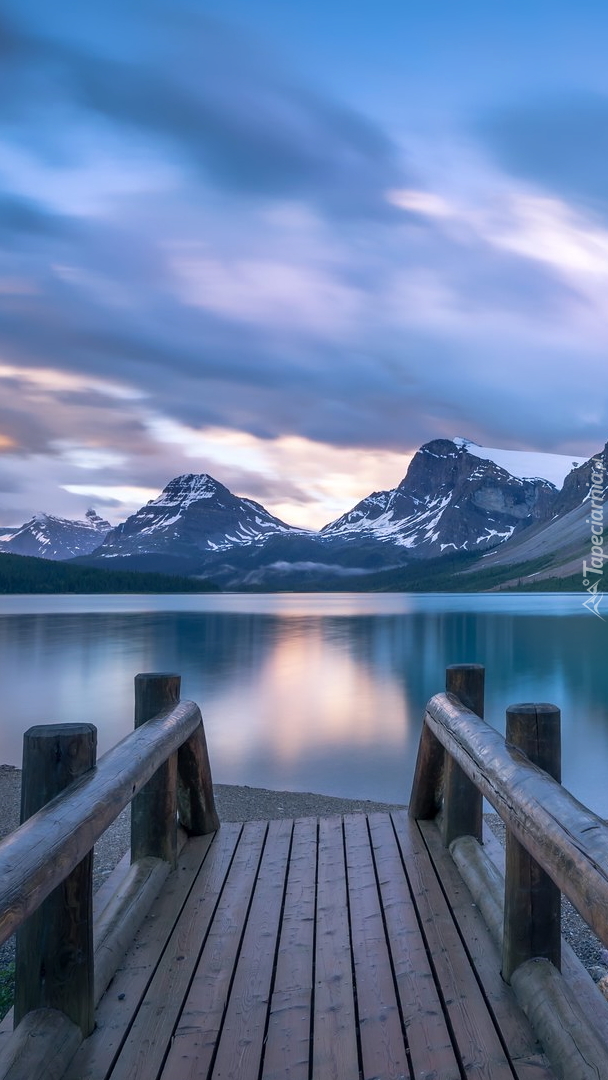 Pomost na jeziorze Bow Lake