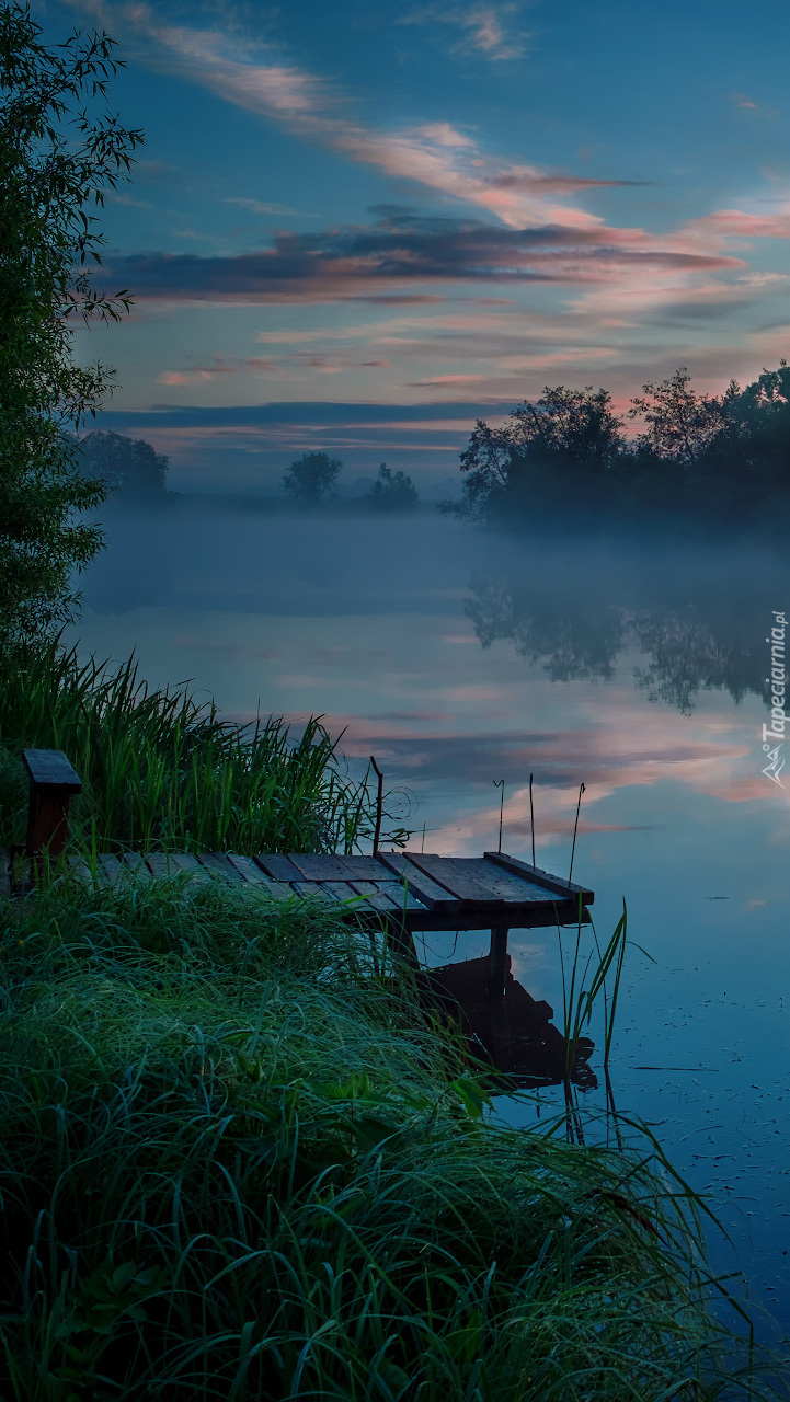 Pomost nad rzeką we mgle