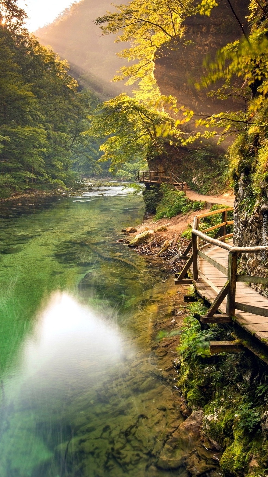 Pomost z balustradą wzdłuż rzeki