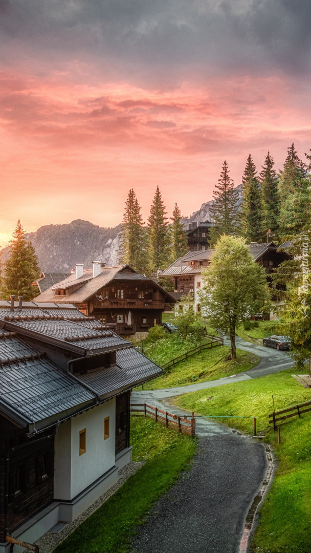 Poranek nad górską wioską w Austrii