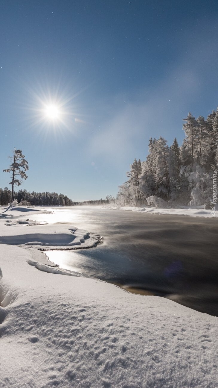 Poranek nad zamarzniętą rzeką