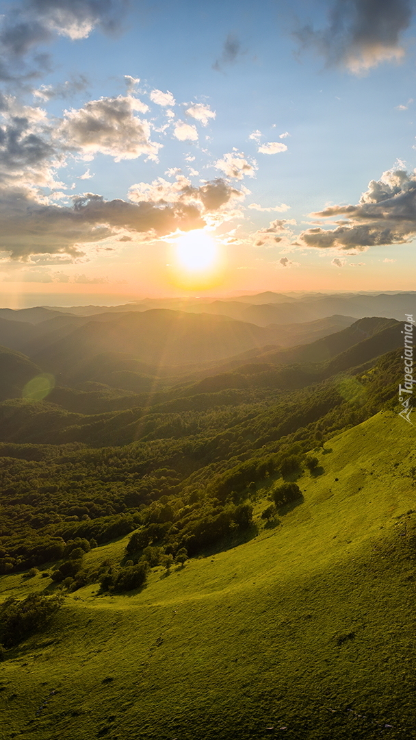 Poranek nad zielonymi wzgórzami