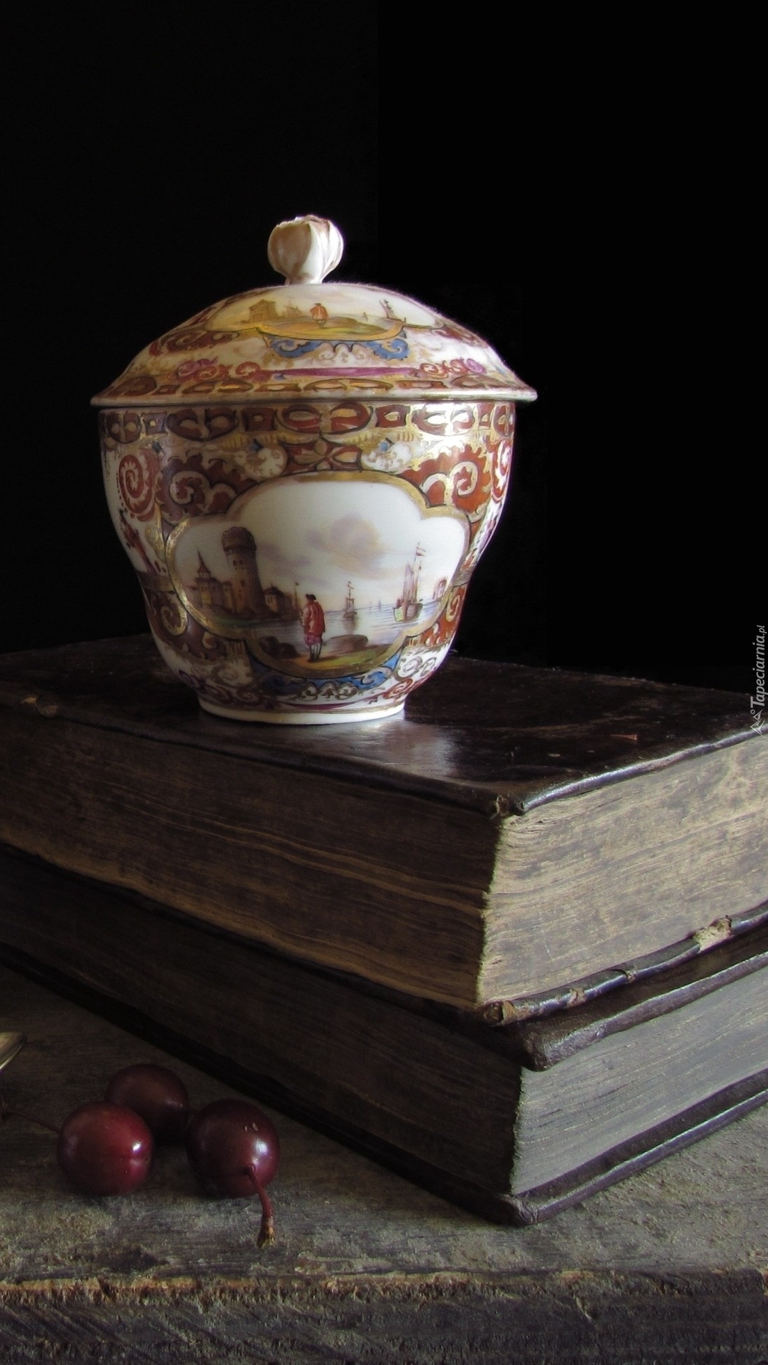 Porcelanowa cukiernica na książkach