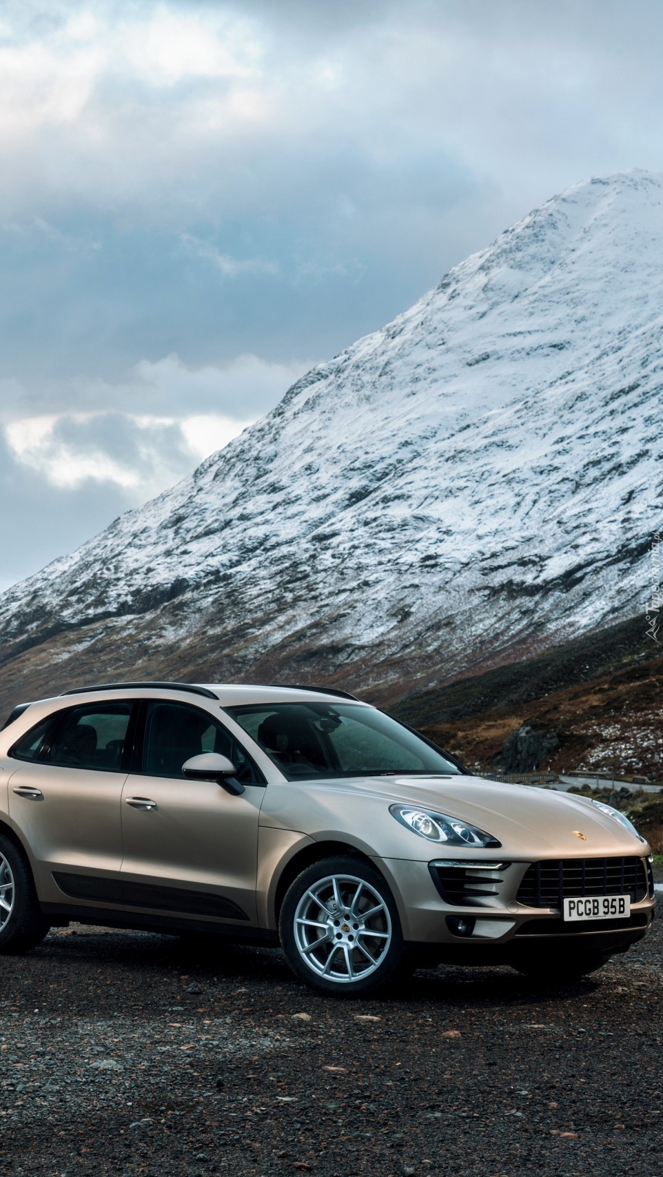 Porsche Macan na tle gór Tapeta na telefon