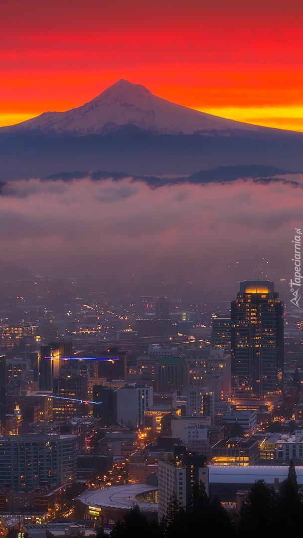 Portland i stratowulkan Mount Hood o wschodzie słońca