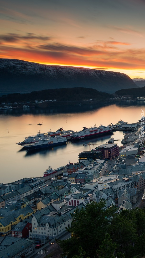Portowe miasto Alesund w Norwegii