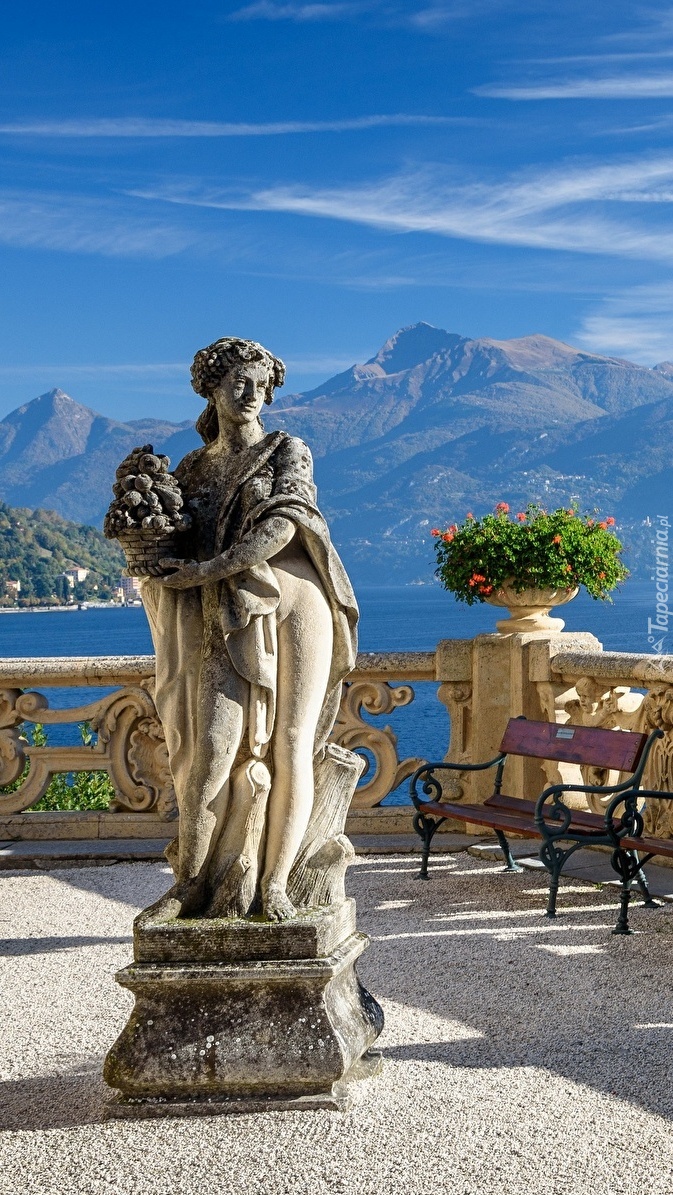 Posąg na tarasie nad jeziorem Lago di Como