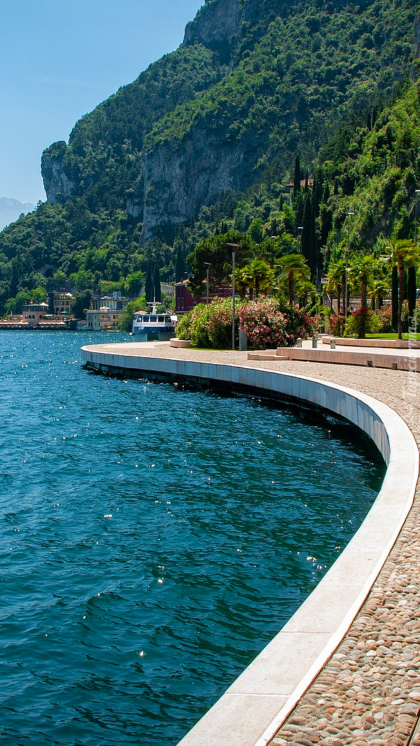 Promenada i zalesione góry nad jeziorem Lago di Como