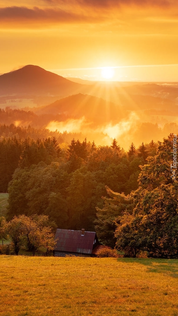 Promienie słońca nad górami