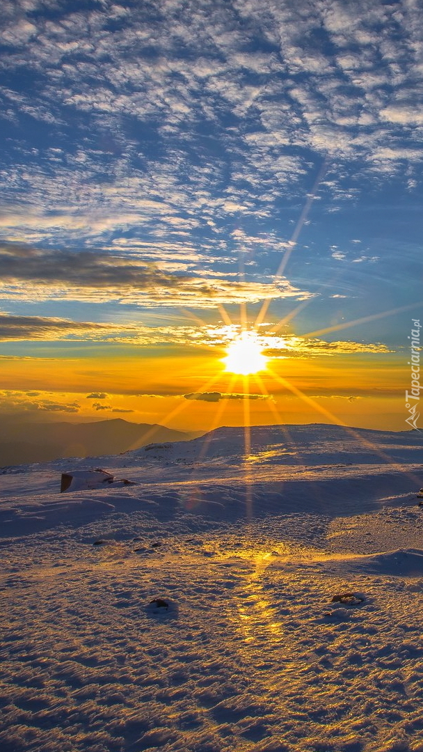 Promienie słońca nad górami Serra da Estrela