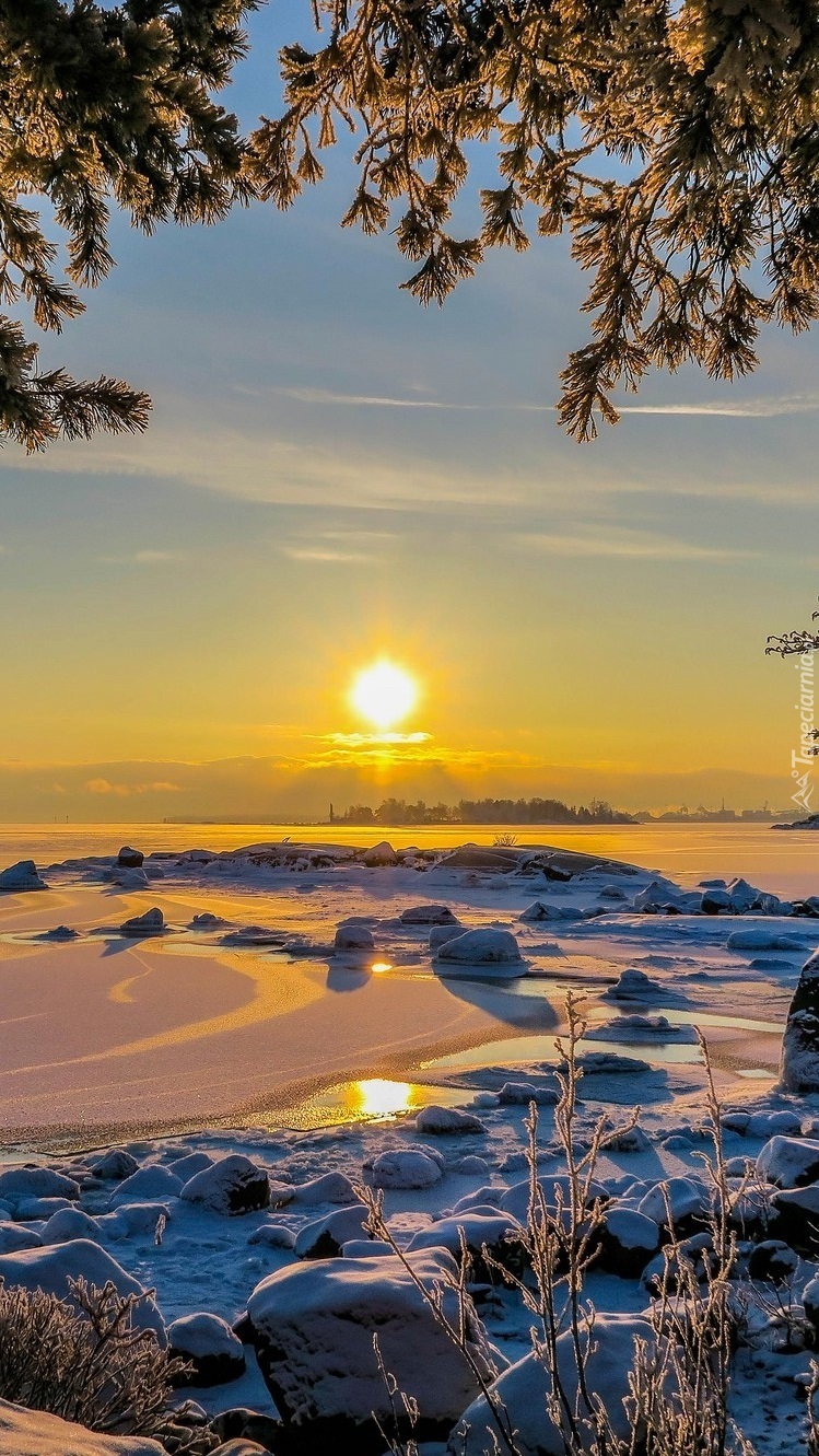 Promienie słońca nad Morzem Bałtyckim w Zatoce Fińskiej