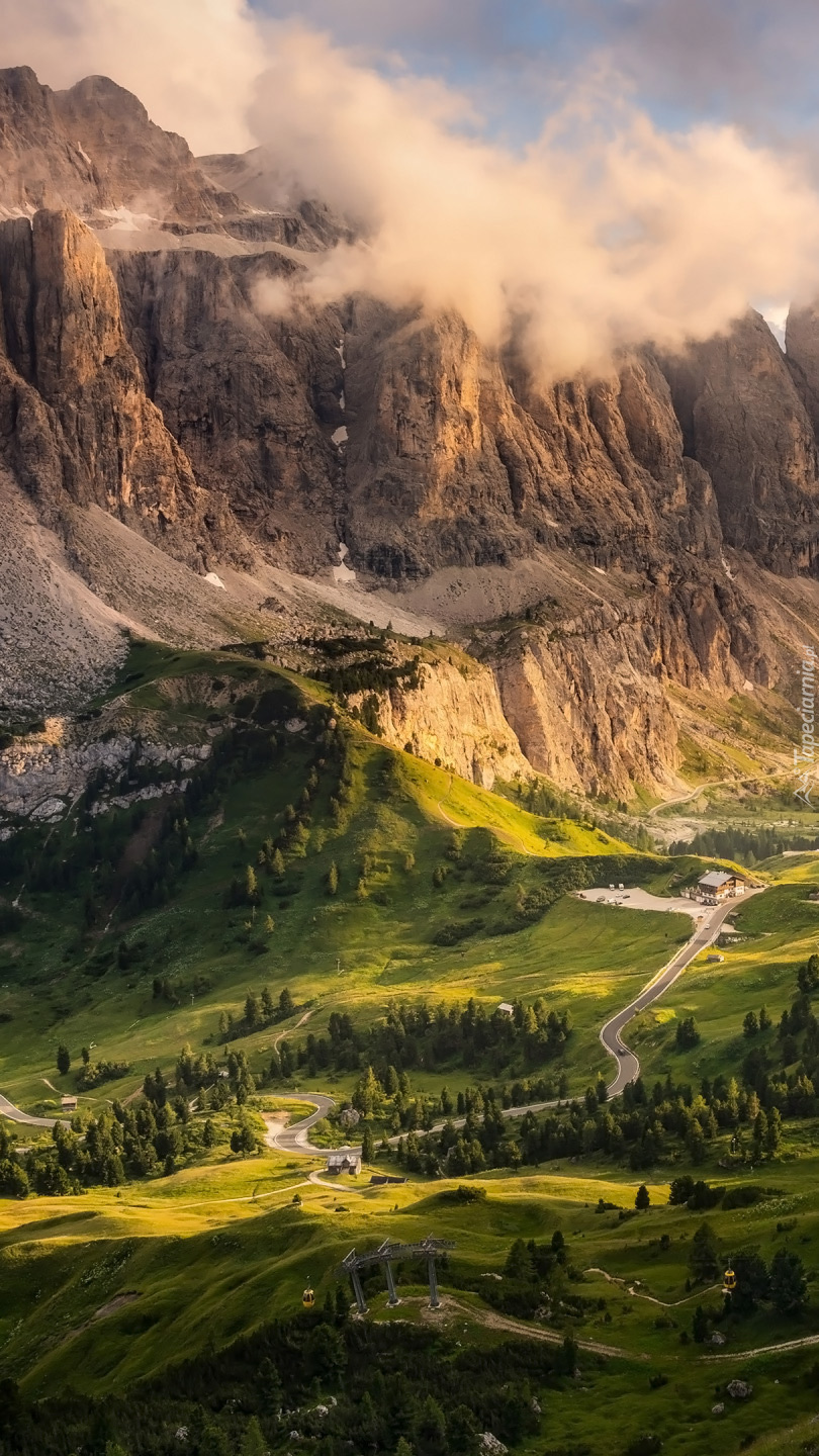 Przełęcz Passo Gardena i mgła nad Dolomitami