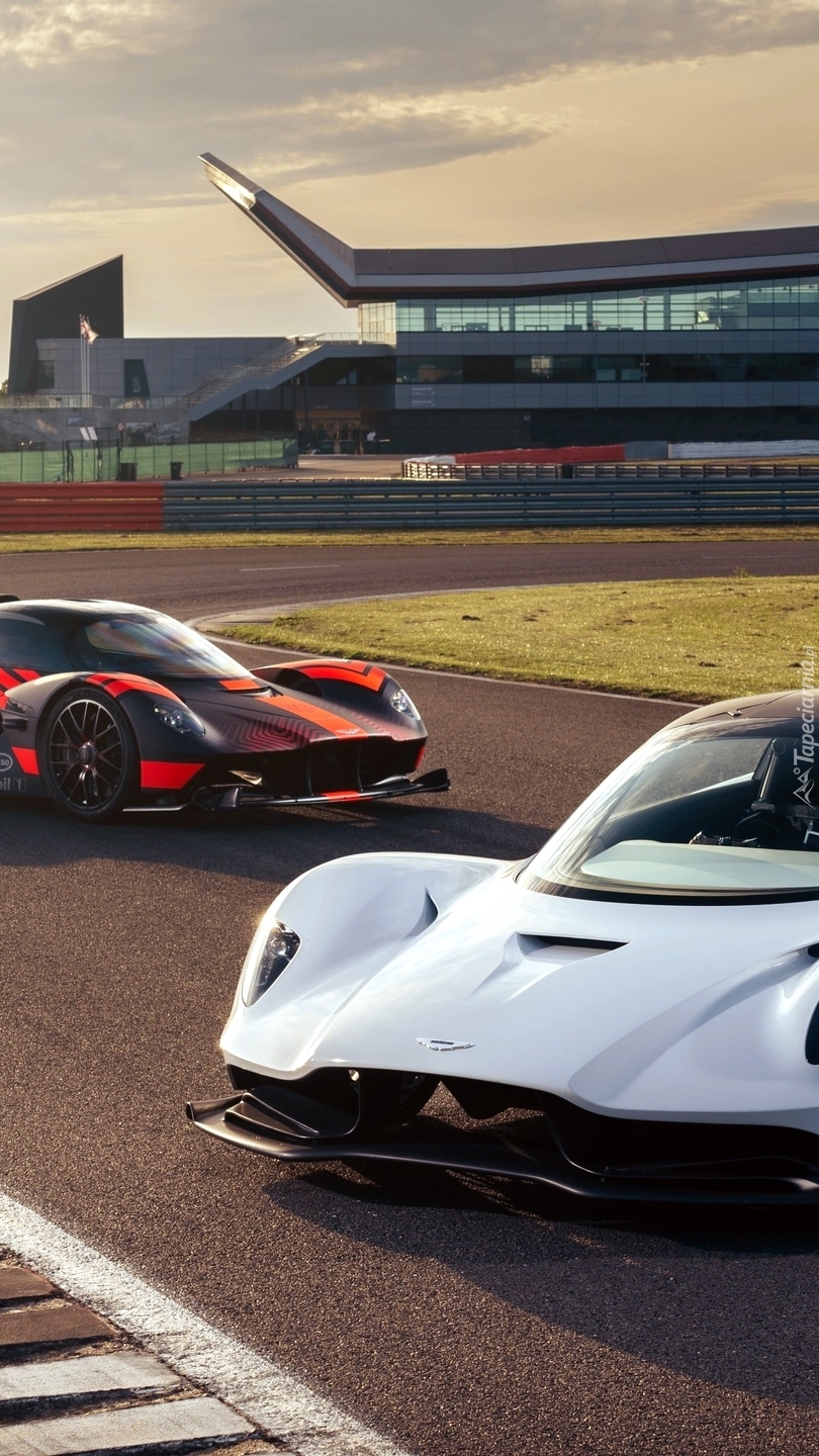 Przód  Aston Martin Valkyrie i  Aston Martin Valhalla