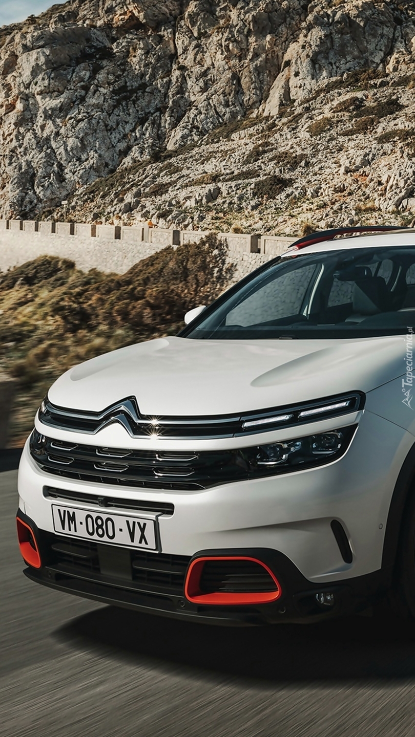 Przód białego Citroena Aircross