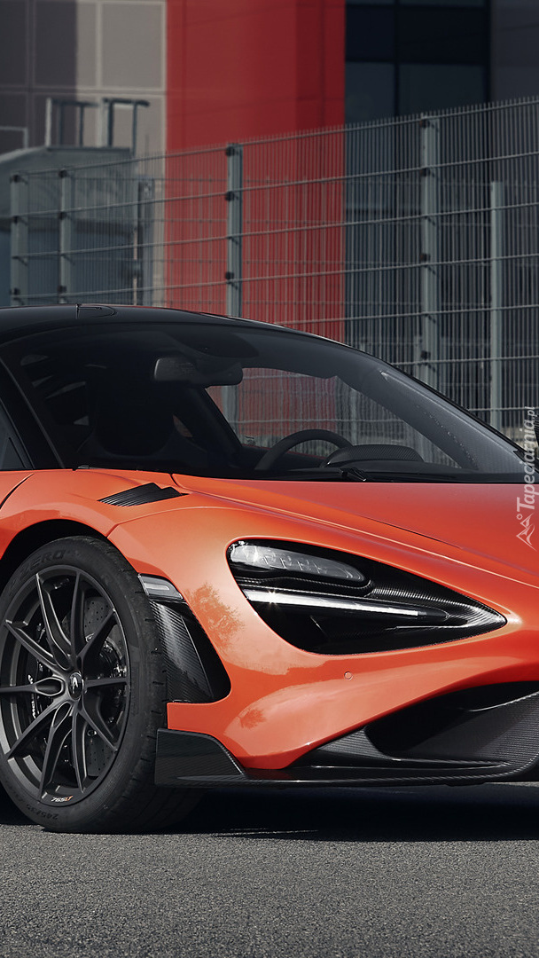 Przód czerwonego McLaren 765LT