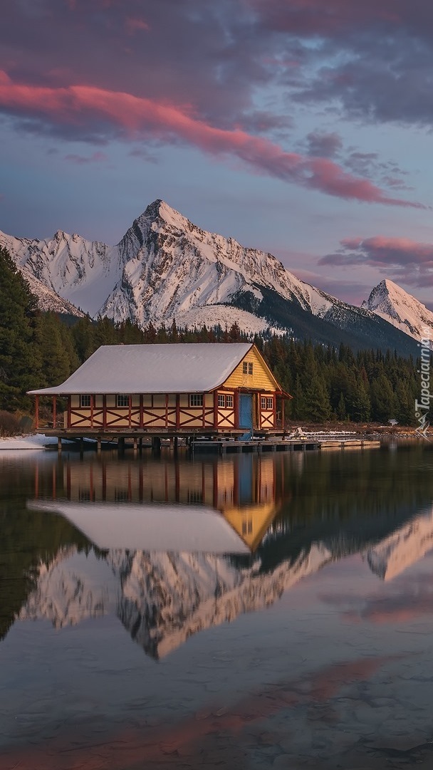 Przystań nad jeziorem Maligne Lake w Kanadzie