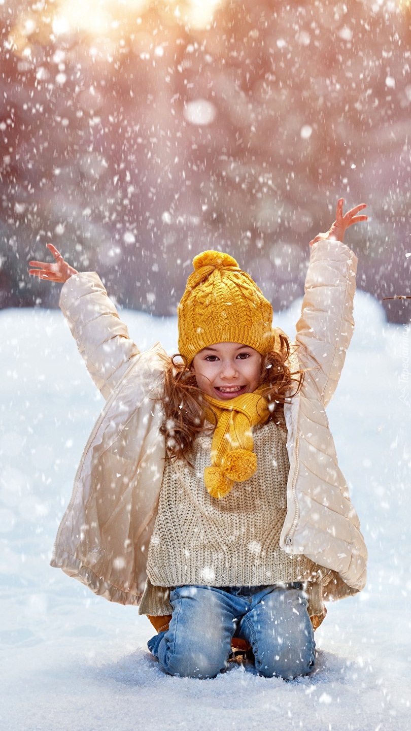 Radosna dziewczynka na śniegu
