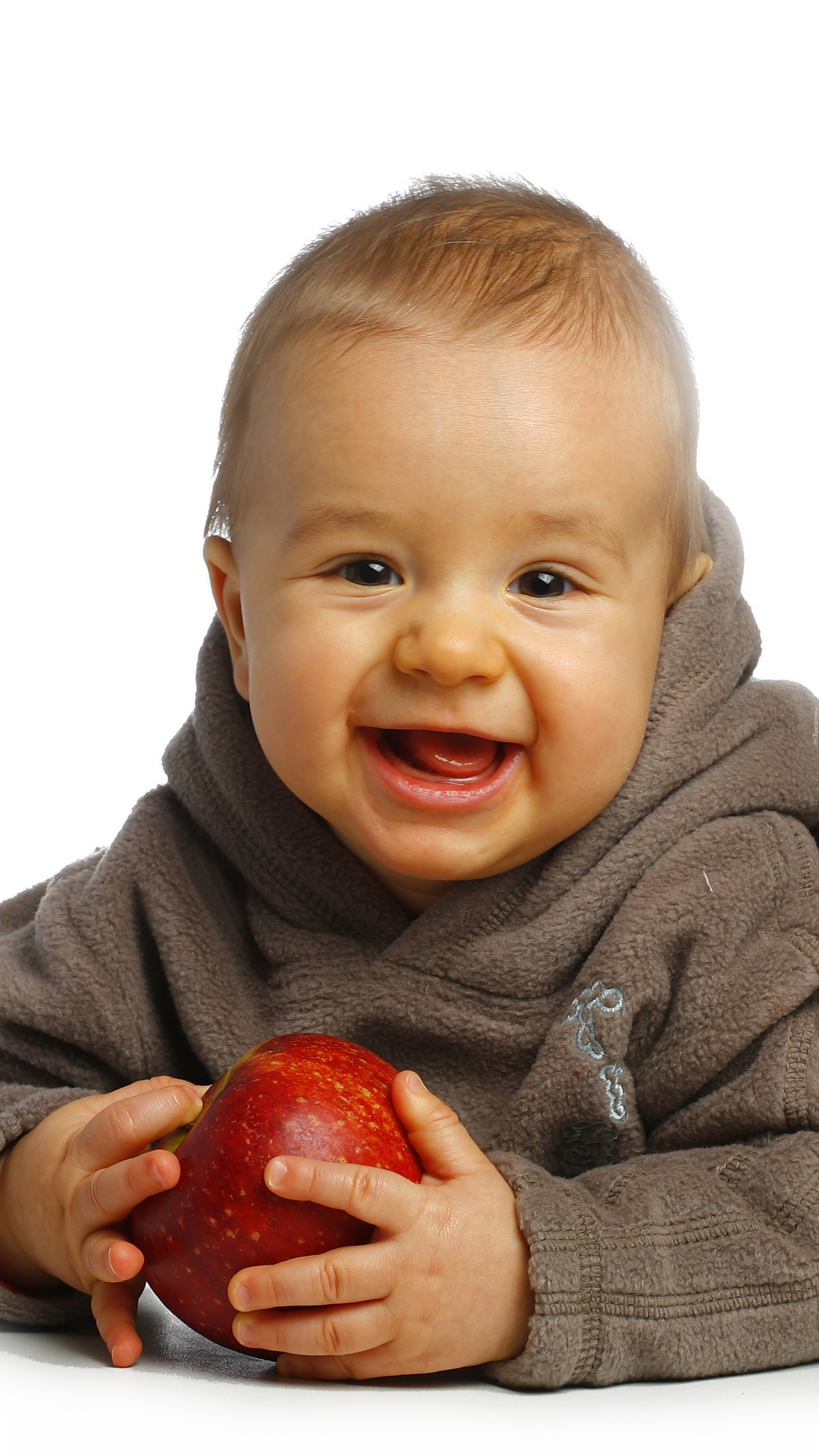Radosne dziecko z jabłkiem w rękach
