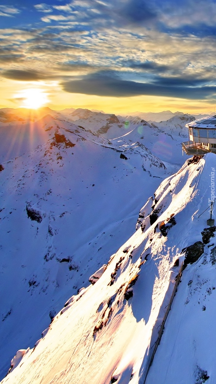 Restauracja na szczycie góry w Alpach szwajcarskich