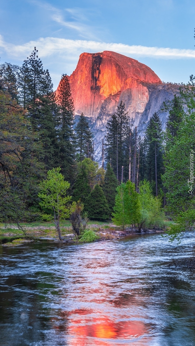 Rezka Merced River i góra Half Dome