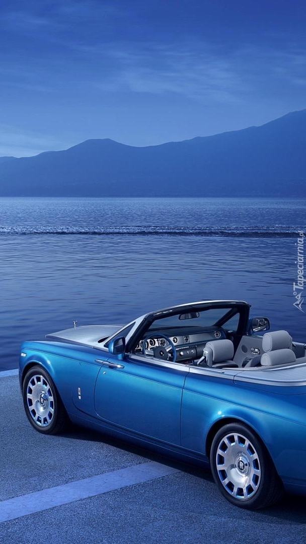 Rolls-Royce w górach nad wodą