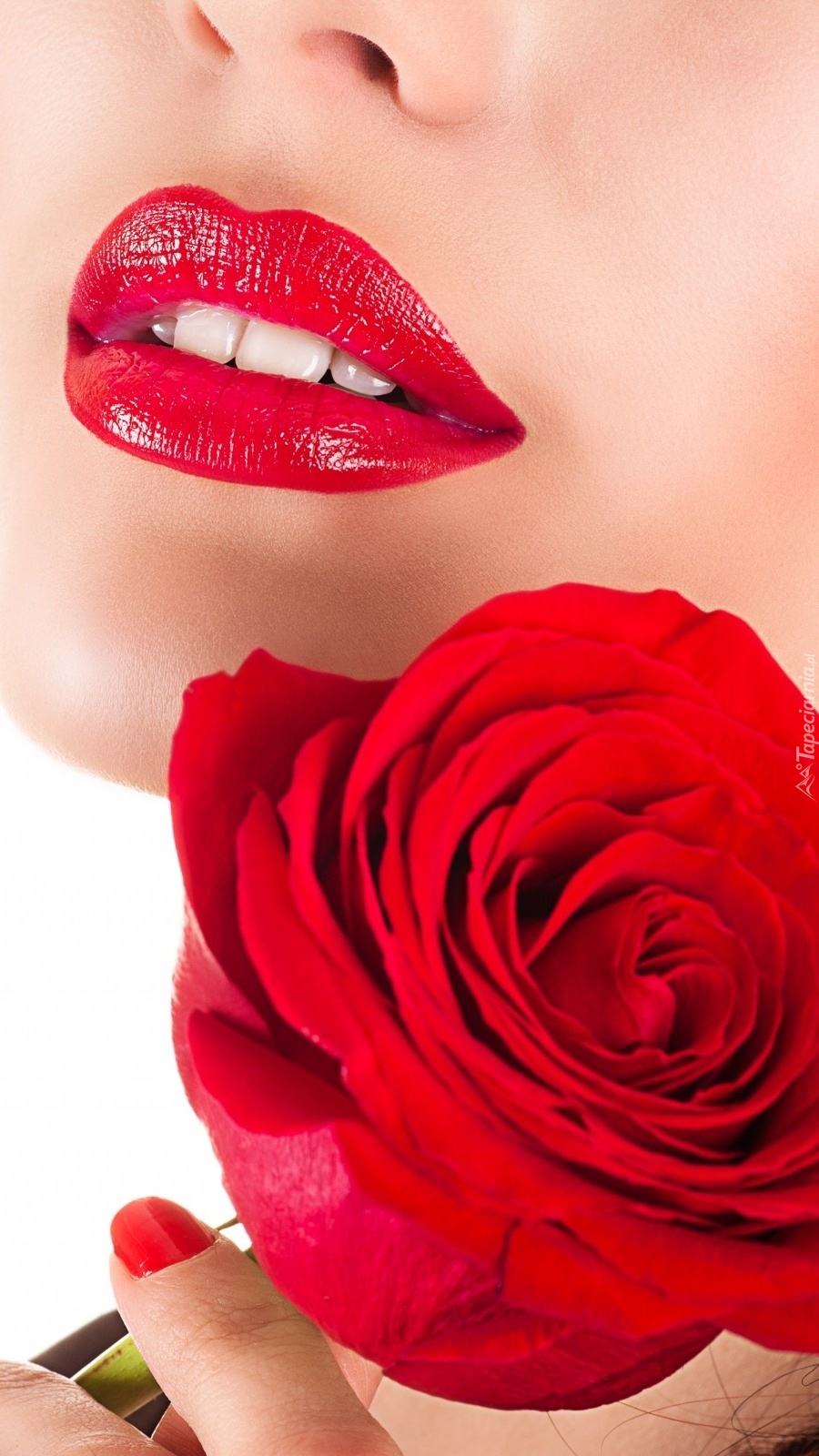Róża przy kobiecej twarzy