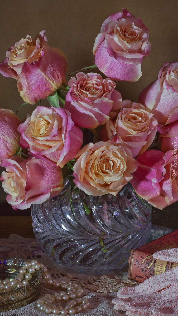 Róże w kryształowym wazonie