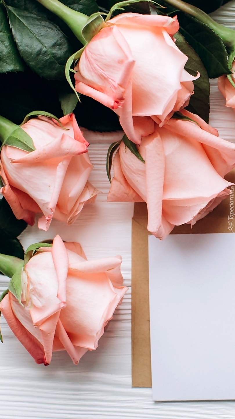 Róże z kartką i kopertą