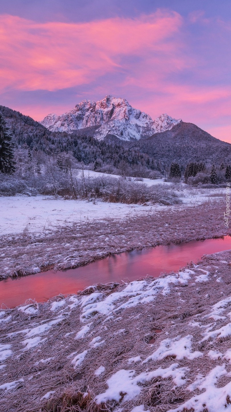 Różowe niebo nad ośnieżonymi górami