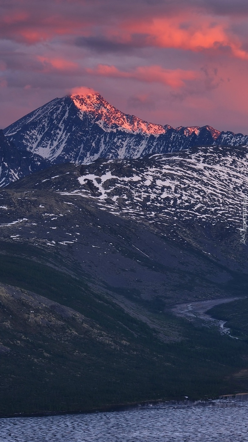 Różowe niebo nad szczytem góry