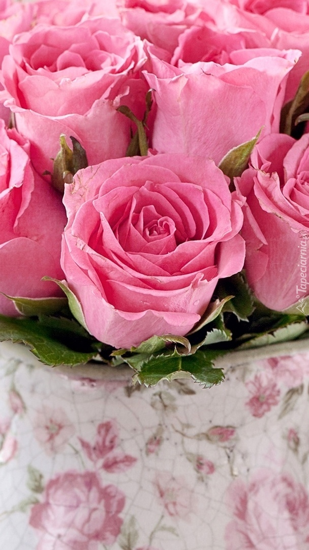 Różowe róże w ceramicznym dzbanku