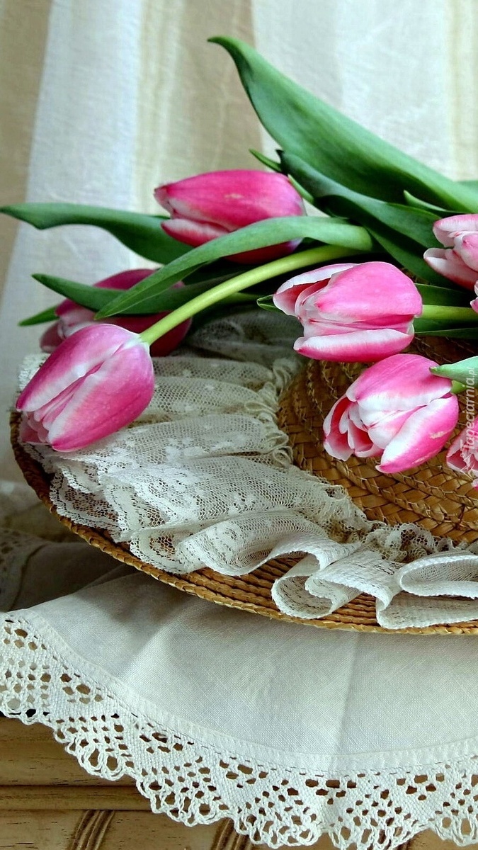 Różowe tulipany na kapeluszu