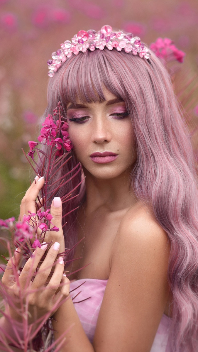 Różowowłosa kobieta z kwiatami