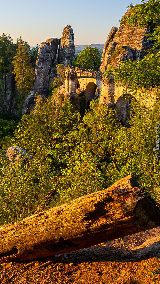 Rozświetlona formacja skalna Bastei