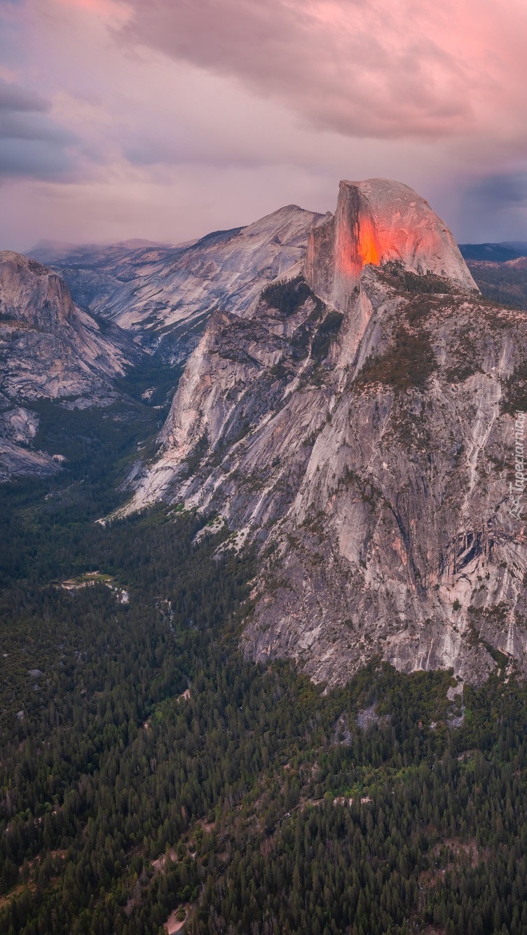 Rozświetlona góra Half Dome