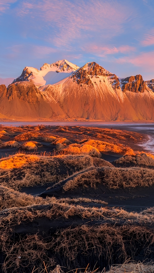 Rozświetlona góra Vestrahorn i plaża Stokksnes