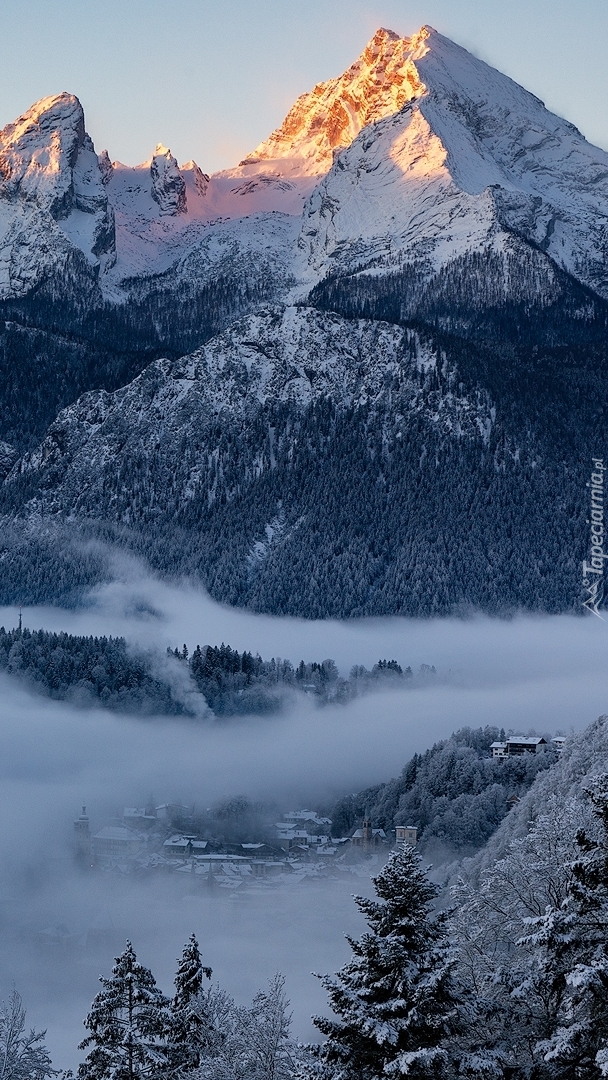 Rozświetlona góra Watzmann w Alpach